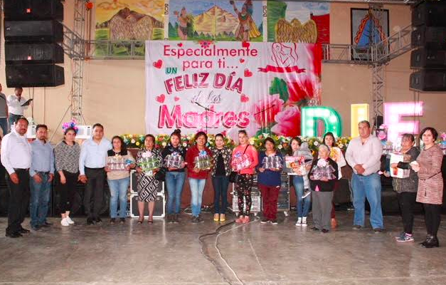 Celebran a más de mil mujeres por el 10 de mayo en Tetla